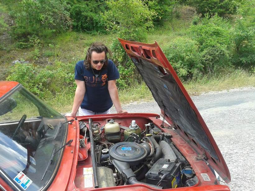 Otvorená kapota červenej žiguly na balkánskej ceste