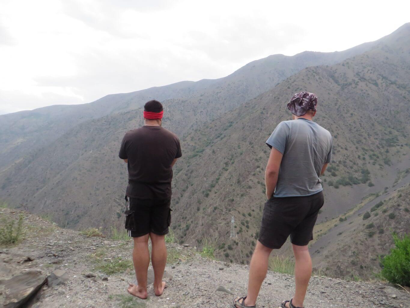 Bobor s Fabom obdivujú tadźické hory